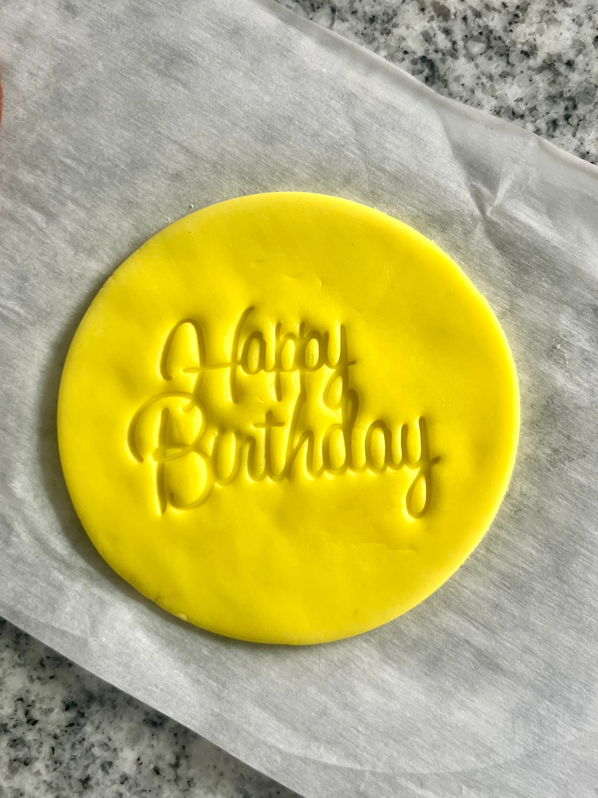 Yellow marshmallow fondant circle cake topper stamped with ‘Happy Birthday’. Other colors available. 